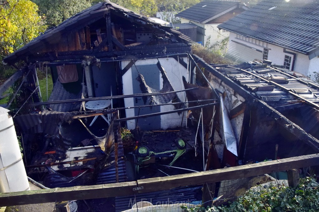 Feuer 1 brannten 3 Lauben Koeln Fuehlingen Kriegerhofstr P128.JPG - Miklos Laubert